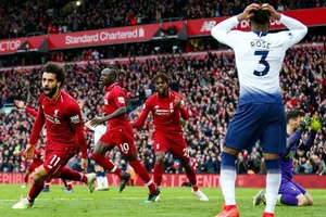 Liverpool mừng chiến thắng nghẹt thở. Ảnh: Getty Images 