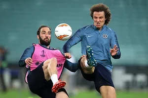 Gonzalo Higuain (trái) và David Luiz va chạm căng thẳng trong buổi tập. Ảnh: Daily Mail