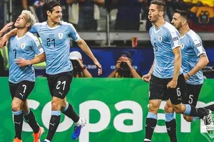 Nicolas Lodeiro và Edinson Cavani mừng bàn mở tỷ số.