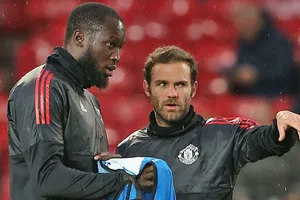 Romelu Lukaku (trái) ra đi còn Juan Mata ở lại là một diễn biến khá bất ngờ. Ảnh: Getty Images