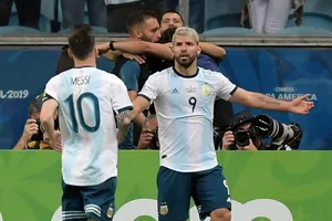 Sergio Aguero và Lionel Messi sau khi tự cứu mình, đang thấy lại cơ hội tiến xa. Ảnh: Getty Images
