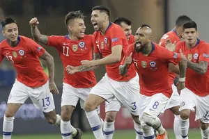 Chile ăn mừng sau loạt sút luân lưu thành công. Ảnh: AFP