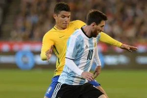 Thiago Silva thừa nhận luôn khó khăn khi kèm Lionel Messi. Ảnh: Getty Images 