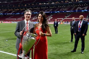 John W. Henry và vợ hào hứng với chức vô địch Champions League. Ảnh: Getty Images 
