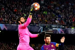 Alisson luôn chơi tyệt vời khi đối đầu Lionel Messi ở CLB. Ảnh: Getty Images 