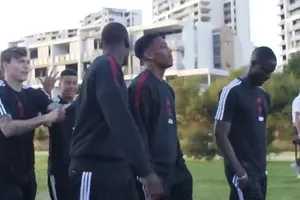 Hình ảnh Paul Pogba và Jesse Lingard tranh cãi trên video.
