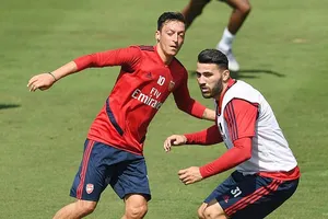 Mesut Oezil (trái) và Sead Kolasinac gặp rắc rối khi vừa trở về sau chuyến tập huấn tại Mỹ. Ảnh: Daily Mail