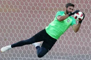 “Người nhện” Alisson thiệt thòi vì anh chơi ở vị trí thủ môn? Ảnh: Getty Images