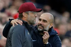 HLV Jurgen Klopp (trái) luôn tin rằng Pep Guardiola may mắn nhờ được hỗ trợ lớn về tài chính. Ảnh: Getty Images