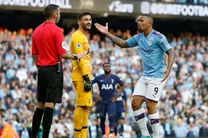 Dù áp dụng công nghệ VAR thì tranh cãi vẫn diễn ra thường xuyên. Ảnh: Getty Images 