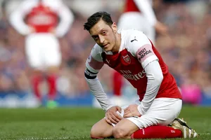 HLV Unai Emery lo ngại Mesut Oezil sẽ khó trở lại với phong độ đỉnh cao. Ảnh: Getty Images 