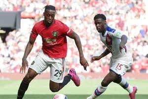 Aaron Wan-Bissaka (trái) chấn thương đe dọa làm giảm hơn sự an toàn và cả uy lực tấn công bên cánh phải. Ảnh: Getty Images 