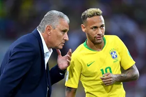 HLV Tite cố gắng giúp Neymar xóa đi áp lực. Ảnh: Getty Images 