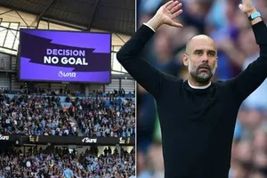 HLV Pep Guardiona và các học trò chắc chắn đang cầu nguyện bản thân không còn là nạn nhân của VAR. Ảnh: Express