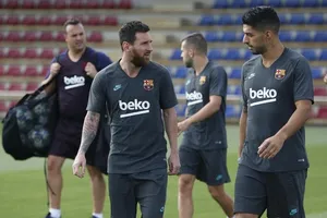 Lionel Messi và Suarez trao đổi sau buổi tập vào thứ hai. Ảnh: Getty Images