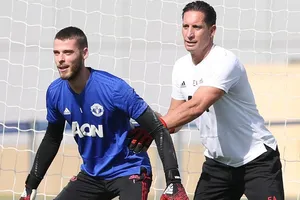 Emilio Alvarez (phải) và David de Gea trong buổi tập. Ảnh: Getty Images