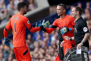 Michel Vorm (phải) trở lại một lần nữa để thay thế Hugo Lloris. Ảnh: Getty Images