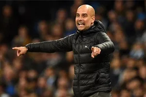 HLV Pep Guardiola đang chịu áp lực khi phải bám đuổi Liverpool. Ảnh: Getty Images 