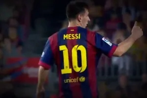 Lionel Messi ra dấu từ chối thay người hồi năm 2014.