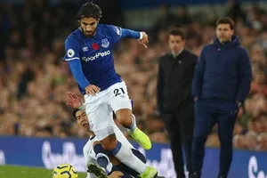 Pha vào bóng không quá nguy hiểm của Son Heung-min với Andre Gomes. Ảnh: Getty Images