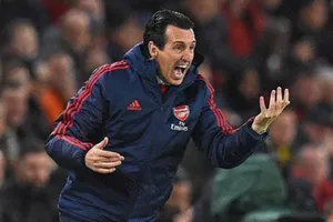HLV Unai Emery sẽ không còn an toàn nếu thành tích tiếp tục sa sút. Ảnh: Getty Images