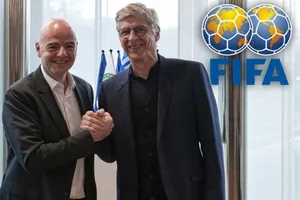Arsene Wenger bên cạnh Chủ tịch FIFA, Gianni Infantino. Ảnh: Getty Images