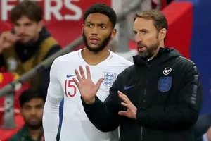 Joe Gomez bị la chộ dù vào sân trong những phút cuối. Ảnh: Getty Images