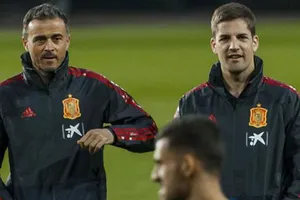 HLV Luis Enrique (trái) đã vượt qua cú sốc tâm lý và sẵn sàng trở lại. Ảnh: Getty Images