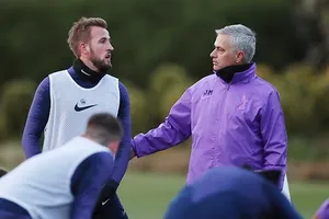 Jose Mourinho thảo luận với đội trường Harry Kane trong buổi tập đầu tiên. Ảnh: Getty Images