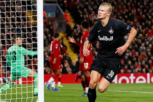 Erling Haaland ghi bàn vào lưới Liverpool ở Champions League. Ảnh: Getty Images