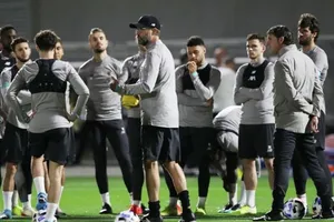 HLV Jurgen Klopp và đội hình chính đã ra sân tập ở Qatar. Ảnh: Getty Images