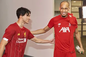 Fabinho (phải) chào đón tân binh Takumi Minamino... Ảnh: Getty Images
