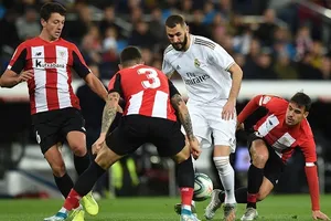 Karim Benzema đang phải gánh vác cả hàng công của Real Madrid. Ảnh: Getty Images