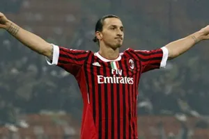 Zlatan Ibrahimovic chọn trở lại với sắc áo đỏ-đen để kết thúc sự nghiệp. Ảnh: Getty Images