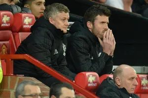 Hình ảnh bất lực từ ban huấn luyện của Ole Gunnar Solskjaer. Ảnh: Getty Images 