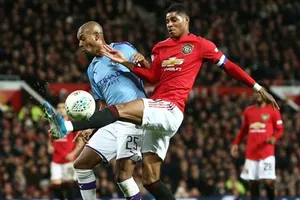 Fernandinho hứng khởi càng giúp Man.City vững vàng trước mối đe dọa từ Man.United. Ảnh: Getty Images