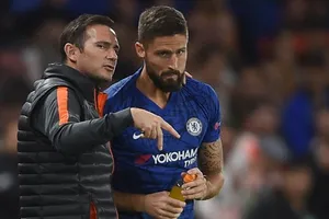 HLV Frank Lampard bị “trói” trên thị trường, đành phải giữ lại Olivier Giroud. Ảnh: Getty Images