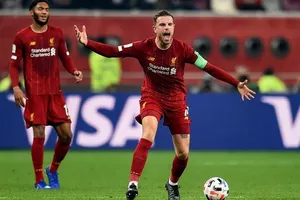 Theo Andrew Robertson, đội trưởng Jordan Henderson là chỗ dựa tinh thần của cầu thủ Liverpool. Ảnh: Getty Images