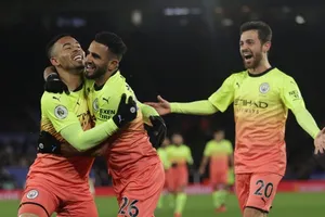 Gabriel Jesus và cầu thủ Man.City mừng bàn thắng quan trọng. Ảnh: Getty Images
