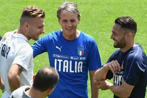 HLV Roberto Mancini ủng hộ lùi VCK EURO thêm một năm.