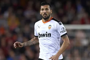 Ezequiel Garay nằm trong 5 thành viên của Valencia dương tính với SARS-CoV-2. Ảnh: Getty Images 