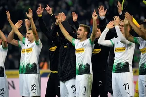 M’Gladbach là CLB đầu tiên có cầu thủ san sẻ một phần lương. Ảnh: Getty Images 