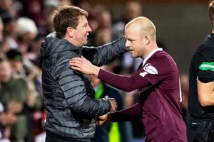 HLV Daniel Stendel và ngôi sao Steven Naismith chung tay, nhưng không phải tất cả thành viên của CLB Hearts đều làm vậy. Ảnh: Getty Images 