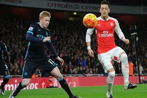 Các ngôi sao Mesut Oezil hay Kevin De Bruyne sẽ chịu thiệt 750.000 bảng trong 3 tháng. Ảnh: Getty Images 