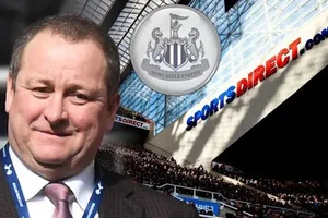 Ông chủ Mike Ashley tiếp tục có những quyết định nặng mùi tiền tại Newcastle. Ảnh: Daily Express