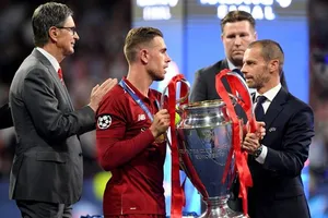 Chủ tịch UEFA, Aleksander Ceferin trao danh hiệu Champions League cho Liverpool. Ảnh: Getty Images 