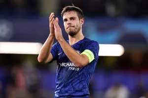 Đội trưởng Cesar Azpilicueta thuyết phục đồng đội giảm lương. Ảnh: Getty Images 
