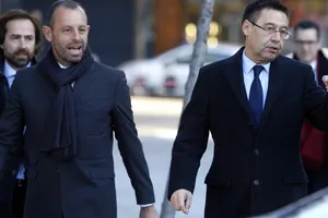 Sandro Rosell (trái) và Chủ tịch đương nhiệm, Josep Maria Bartomeu. Ảnh: Getty Images 