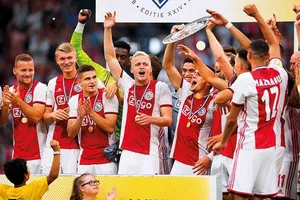 Ajax Amsterdam mất chức vô địch, nhưng có suất đại diện cao nhất chơi ở vòng play-off Champions League mùa tới. Ảnh: Getty Images 