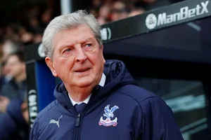 Nếu bóng đá trở lại, những HLV lớn tuổi như Roy Hodgson có thể vẫn không được phép làm việc. Ảnh: Getty Images 